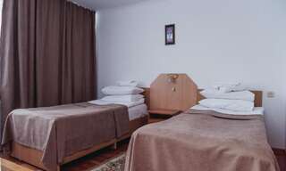 Отель Гостиница Актобе Актобе Стандартный двухместный номер с 2 отдельными кроватями-4