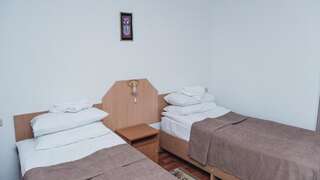 Отель Гостиница Актобе Актобе Стандартный двухместный номер с 2 отдельными кроватями-5